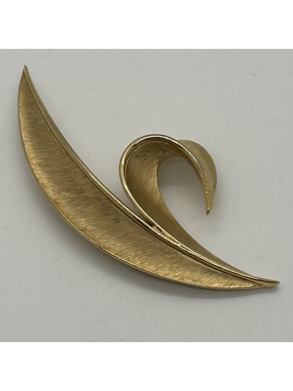 Vintage Crown Trifari Gold Tone Brushed Leaf Brooch Pin Stylized 1960s Jewelry